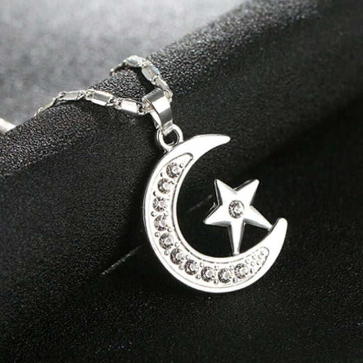 "Muslimischer Halbmond-Anhänger Halskette – Elegante Silber- und Goldmond-Halskette, islamischer Schmuck für Damen und Herren, perfekt für den Alltag, Ramadan, Eid und besondere Geschenke."